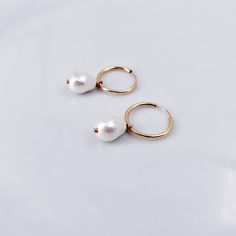 Discover the sophistication of White Teardrop Vegan Cotton Pearl hoop earringsCrafted from pressed cotton with a luminous mother of pearl coating, these pearls offer a lightweight alternative to traditional pearls, ensuring comfort without compromising style.These earrings are incredibly versatile. Remove one pendant for a chic asymmetrical look, or take off both pendants for a sleek and minimalist hoop earring style. Experience effortless customization with these stunning pieces that effortlessly elevate any ensemble. Ear Jacket Earring, Hoop Earrings Style, Earring Jackets, Pearl Hoop Earrings, Threader Earrings, Chic Design, Fashion Earrings, White Cotton, Ring Earrings