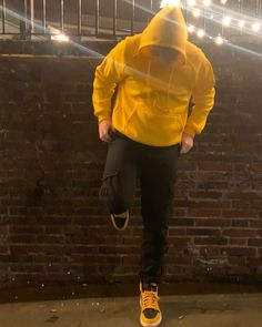 Jordan 1 Pollen Outfit, Hoodie Aesthetic Boy, Guy Outfit Ideas, Sweatshirt Outfit Men, 2023 Winter Outfits