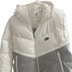 Nwot The Jacket Has Several Features Including Zipped Pockets, A Lightweight Bodywarmer, Padded Insulation, Thermal Soft Shell, And Full Zip Closure. The Jacket Is Perfect For Outdoor Activities Such As Walking, Hunting, Hiking, Hockey, And Basketball. It's A Stylish Addition To Your Winter, Fall, And Spring Wardrobe. Nike White Windbreaker For Winter, Nike White Winter Windbreaker, White Technical Long Sleeve Windbreaker, White Nylon Winter Windbreaker, White Nylon Track Jacket For Winter, White Nylon Windbreaker For Winter, White Sportswear Windbreaker For Outdoor, White Nylon Urban Puffer Jacket, Winter White Nylon Windbreaker