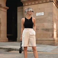 Bermuda Shorts Outfit Work, Women Bermuda Shorts Outfits, Short Pants Outfit Women, Bermuda Pants Outfits, Outfits Con Bermudas, Short Outfits Women, Black Bermuda Shorts Outfit, Bermuda Shorts Outfit Women, Bermuda Shorts Outfit Street Styles