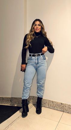 Look básico que com certeza da para encaixar no inverno. Se gostou algumas peças do look estão no link, é só clicar na imagem 💜✨ Juanes Concert Outfit, Winter Casual Outfit For Women 2023, Outfits Com Botas, Combat Boots Fall Outfit, Outfits With Black Boots, Combat Boots Outfit For Women, Outfits With Combat Boots, Combat Boots Look