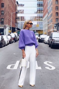 Moda Chic, Purple Sweater, Active Wear Pants, Looks Style, White Pants, Office Outfits, Outfits Casuales