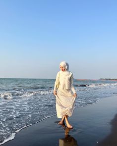 Outfit Hijab Pantai, Beach Hijab Outfit Ideas, Beach Outfit Hijab, Beach Hijab, Beach Pictures Poses, Casual Hijab Outfit, Green Bridesmaid Dresses, Outfit Hijab, Portrait Poses