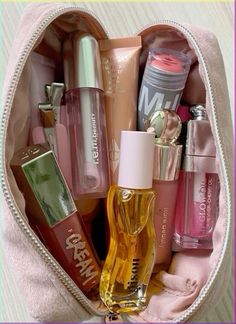 Makeup Cosmetics Aesthetic, Makeup Bag Essentials, Sephora Skin Care, Pretty Skin Care, Makeup Obsession, Makeup Items, Colorful Eyeshadow, Makati, Makeup Skincare