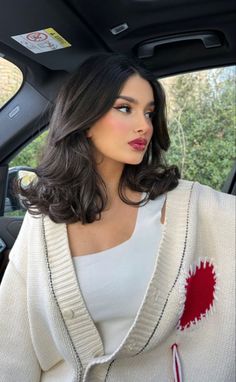 Ig@khelan.mh Short Classy Haircuts, 90s Hairstyles Women Long, Modern Midi Haircut, 90s Inspired Hairstyles For Short Hair, Grad Pic Hairstyles Short Hair, Celebrity Medium Length Hair, Shoulder Length Soft Curls, Long Bob Outfit, Medium Length Haircuts Wavy Hair