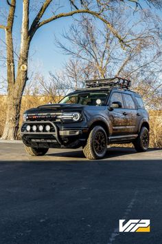 a lifted Ford Bronco off-road build with custom a vinyl wrap Ford Suv, Rally Raid, Future Trucks, Sport Suv, 4x4 Accessories