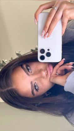 Poses For Selfies Faces Snapchat, Baddie Simple Makeup, Sporty Makeup Look, Poses For Snapchat Selfies, Face Selfie Ideas, Greta Kazaren, Cute Pictures For Instagram, Snap Poses, Spiegel Selfie