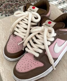 Brown Streetwear, Pretty Shoes Sneakers, All Nike Shoes, Shoes 2023, Funky Shoes, Nike Sb Dunk, Hype Shoes, Pink And Brown, Aesthetic Shoes