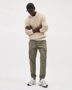 Optez pour ce tendance pantalon cargo pour un style décontracté qui saura se démarquer. Idéal pour relaxer à la maison ou pour sortir avec style et confort. - Sergé extensible - Jambe jogger - Se porte sous la taille - Taille élastique avec cordon de serrage - Poches en biais et poches à rabat au dos - Poches cargo - Entrejambe de 29,5 po (taille 32) Joggers Pants, Slim Fit Dress Shirts, Clothing Men, Cargo Joggers, Slim Fit Dresses, Maternity Shops, Linen Shop, Pantalon Cargo, Tailored Shirts