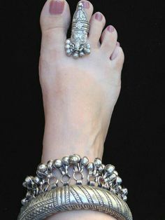 Ethnic chic Anklet Designs, Antique Silver Jewelry, Ankle Jewelry, Silver Jewellery Indian, Silver Toe Rings, Epilator, Toe Ring