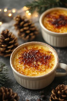 Crème brûlée in white ramekins, surrounded by pine cones and festive lights. Gingerbread Latte Recipe, Brulee Recipe, Creme Brulee Recipe, Creme Brûlée, Gingerbread Latte, Eggnog Recipe, Decadent Chocolate Cake, French Dessert, Creamy Cheesecake