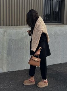 Vinter Mode Outfits, Slippers Outfit, Rok Outfit, Mode Zara, Uggs Outfit, Outfit Trends, Mode Inspo, Autumn Outfit, Outfit Inspo Fall