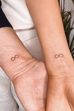 tatuajes madre hija Tiny Soulmate Tattoos, Simple Tattoo For Couples, Small Couple Tattoos Infinity, Cute Tiny Couple Tattoos, Tiny Tattoo For Couples, Infinity Sign Matching Tattoo, Small Tattoos Infinity Sign, Infinity Tattoo On Hand, Wrist Infinity Tattoo