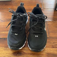 Under Armour Size 3.5y Lace Up Shoes Never Been Worn Curry Basketball Shoes, Curry Basketball, Pink High Tops, Under Armour Girls, Under Armour Shoes, Football Cleats, Pink Sneakers, Basketball Sneakers, Sneakers Grey