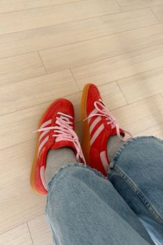 Red Shoes, Sporty Style, Street Style Women, Spring Outfit, Sneakers, Red, Pink