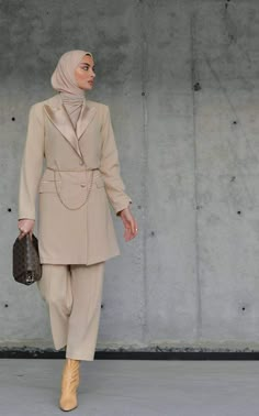 Hijabi Suit Outfits, Hijabi Business Outfit, Hijabi Office Wear, Hijabi Work Outfits, Hijab Office Look, Hijab Work Outfit, Elegant Hijab Outfit, Elegant Hijab Style, Elegant Muslim Outfits