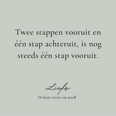 a quote written in french with the words'twe stappen vorut en'een star achetritt, is nog