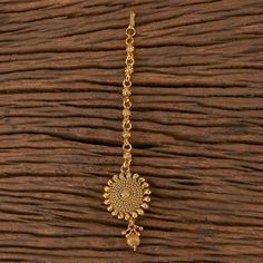 Plain Gold Tikka Antique Maang Tikka Height = 140 mm || Width = 27 mm Handmade Design Antique Maang Tikka Whether you are the bride or sassy bridesmaid, no lehenga is complete without a maang tikka. This Kundan pearl maang tikka is perfect to steal the show with its elegance . The meticulous attention paid to the craftsmanship makes it an epitome of jewelry inspiration. 100% Satisfaction Guarantee: Long Lasting Plating, High-Quality Stones. Gifting: This charming maang tikka comes in a beautiful Eid Puja Tilla Tikka, Temple Jewelry Tikka With Intricate Design As Gift, Intricate Design Tikka For Diwali Gift, Temple Jewelry Tikka With Latkans For Eid, Traditional Adjustable Meenakari Tikka, Traditional Meenakari Tikka Adjustable, Traditional Meenakari Tikka With Adjustable Fit, Festive Tilla Tikka, Intricate Kundan Tikka For Puja