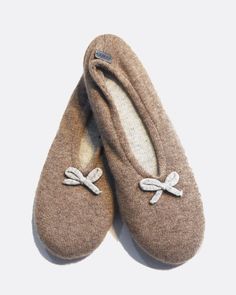 Luxuriously soft cashmere slippers with suede soles. Super comfy inner sole. / S/M fits size 6-7 / L/XL fits size 8-11 / 100% Cashmere slipper, suede soles. / Style# QH81200 ** Please Note: slippers should be worn indoors only, not outdoors. Pink Granite, Natural Granite, Ballet Fashion, Suede Slippers, Ballet Slippers, Black Charcoal, Slide Slipper, Modern Woman, Baby Shoes