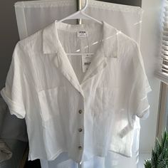 Short Sleeve Cropped Button Down. Nwt But Small Stain Of Unknown Origin On Collar White Short Sleeve Button Up Outfit, Cropped Button Down, American Eagle Jeggings, Black Button Down Shirt, Green Flannel, Long Sleeve Denim Shirt, Fashion Joggers, Short Sleeve Button Up, Printed Denim