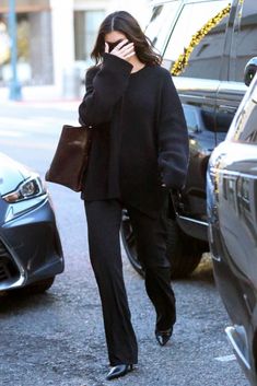 April 2024 Street Style Womens Cap Outfit, Kylie Jenner Street Style 2024, Kendall Jenner Sweatshirt, Kendall Jenner Fall Style, Kylie Jenner 2024 Outfits, Kendall Jenner Street Style 2024, Kylie Jenner Style 2024, Sport Casual Outfit Women, Celebrity Style 2024