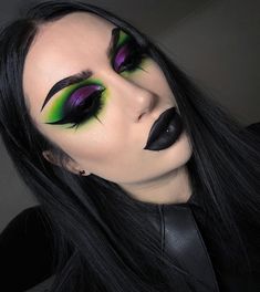 Eyeshadow Looks Halloween, Diy Makeup Looks, Drag Queen Makeup, Creepy Halloween Makeup, Essence Makeup, Queen Makeup, Goth Makeup, Horror Movie Characters, Drag Queens