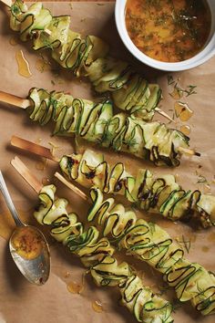 Zucchini ribbons accordion-threaded onto skewers Steven Raichlen, Burnt Ends, Herb Butter, Veggie Dishes, Bagels, Skewers, Veggie Recipes, Vegetable Recipes, Side Dish