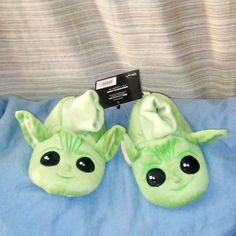 Excellent Condition Never Worn House Shoes Available For Purchase. Never Used Bags With Purchase. Filling Material: Polyurethane Foam Star Wars Shoes, Vader Helmet, House Shoes Slippers, Darth Vader Helmet, Boys Slippers, Toddler Slippers, Star Wars R2d2, Kids Flip Flops, Shoes Green