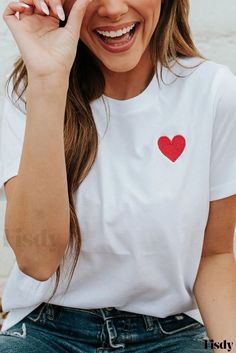 Fisdy - Camiseta con estampado de corazones de San Valentín - Romántica y con estilo Heart Tshirt, Matching Couple Shirts, Heart Tee, Heart Sweater, Embroidered Heart, Heart Shirt, Valentines Day Shirts, Heart Pattern, Valentines Shirt