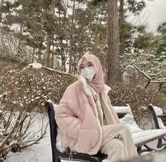 Pink Hijab Outfit Casual, Coquette Muslim Outfit, Hijab Winter Outfit, Pink Hijabi Outfits, Winter Outfit Hijab, Winter Hijabi Outfits, Snow Outfit Inspo, Modest Coquette, Hijabi Fashion Winter