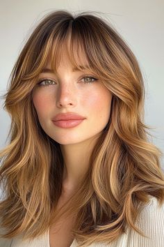 Honey Blonde Waves with Soft Curtain Bangs, fall hair color, autumn hair colour trend Orange To Blonde Hair, Bangs Highlights, Warm Honey Blonde, Bangs Thick, Hair Colors For Blue Eyes, Soft Curtain Bangs, Thick Blonde Hair, Langer Pony, Yellow Blonde Hair