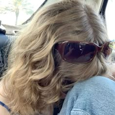 not my pin! creds to owner <3 #summer #hair #curlyhair #sunglasses #aesthetic Blonde Messy Hair Aesthetic, Aesthetic Blonde Hairstyles, Blonde Glasses Aesthetic, Blonde Summer Aesthetic, Hair Pictures Aesthetic, Dirty Blonde Hair Aesthetic, Dark Blonde Hair Aesthetic, Dirty Blonde Aesthetic, Faceless Blonde Aesthetic