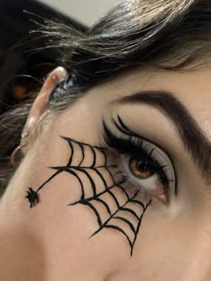 Easy Hellowin Makeup, Haloween Mackup Ideas Simple, Spiderweb Makeup Halloween, Halloween Makeup Easy Simple Last Minute, Simple Halloween Eyeliner, Make Halloween Simples, Cobweb Makeup, Spider Makeup Looks, Easy Halloween Makeup Ideas Simple