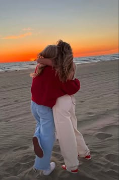 Fun Beach Pictures, Beach Best Friends, Surfergirl Style, Beach Vacation Pictures, Sunset Beach Pictures, Beach Poses With Friends, Friends Sunset, Cute Beach Pictures, Beach Instagram Pictures