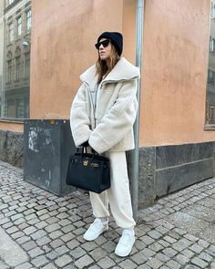 20 ways to wear the teddy coat Puffer Jacket Fashion, Jacket 2022, Puffer Jacket Style, Comfy Outfits Winter, Leather Puffer Jacket, Leather Puffer, Winter Outfits Aesthetic, Winter Fit