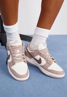 Nike Sportswear DUNK - Sneakers laag - sail/plum eclipse/diffused taupe Nike Dunk Low Diffused Taupe, Dunk Nike, Fly Shoes, Jordan Shoes Retro, Streetwear Shoes, Dunks Nike