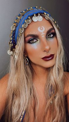 Tarot Teller Costume, Fortune Teller Make Up, Romani Make Up, Costume Romani, Romani Makeup, Gypsycore Makeup, Witchy Halloween Makeup, Fortune Teller Fancy Dress, Fortune Teller Makeup