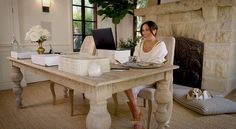 Meghan Markle sitting at her desk while doing a video on her computer with actress Melissa Mccarthy. Prinz George, Prince Harry Et Meghan, Prinz Harry, Principe Harry, Sarah Ferguson, Royal Albert Hall, Prince William And Kate