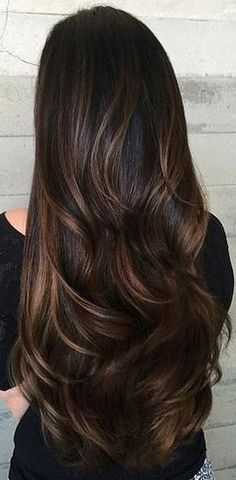 maybe something like this for engagement shoot... if only my hair were long enough. Rambut Brunette, Fesyen Rambut, Brunette Hair With Highlights, Vlasové Trendy, Caramel Highlights, Short Hairstyle, Fall Hair Color, Winter Hairstyles, Dark Brown Hair