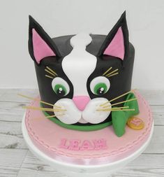 a black and white cat cake sitting on top of a table