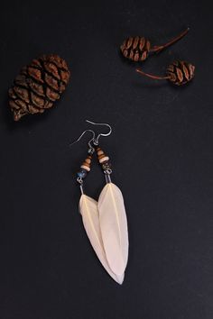 ~ * ~ * * * * * * ✦ FEATHER EARRINGS ✦ * * * * * * ~ * ~ ✦ ~ We carefully create each pair of earrings by hand ~ ✦ ✦ ~ The length of the feathers varies between 4 and 6 cm (natural). All feathers used are of high quality and not imitations ~ ✦ ✦ ~ The earrings are nickel-free. We use stainless steel earrings~ ✦ ✦ ~ The feather jewelry is waterproof. So you can shower, swim etc. with it - although it would of course be better to protect the sensitive feathers from water to increase their lifespan Turkey Feather Jewelry, Diy Feather Earrings, Earrings With Feathers, Feather Earrings Diy, Eagle Earrings, Maximalist Jewelry, Earrings Feather, Earrings Aesthetic, Pheasant Feathers