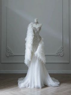 Wedding Dress With Feathers, Dress With Feathers, 파티 드레스, Fantasy Dresses, Dream Wedding Ideas Dresses, Prom Dress Inspiration, Pretty Prom Dresses