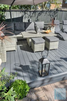 Modern garden design with anthracite grey decking Garden Ideas Decking, Cream Decking, Small Decking Area, Garden Decking Ideas Layout