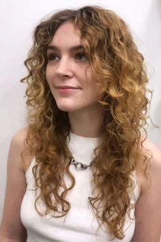 Guide to Curtain Bangs for Women with Curly Hair - Wittyduck Long Layered Curly Hair, Quick Curly Hairstyles, Long Curly Haircuts, Curly Hair Photos, Cute Curly Hairstyles, Mohawk Hairstyles