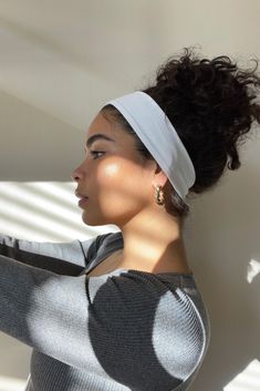 Softball season is upon us and that calls for cute and easy hairstyles! We're loving this look by @yalianaenid Headband Hair Up Hairstyles, Headband Hairstyles With Bun, Short Curly Hair Headband, Simple Pulled Back Hairstyles, Curly Hair Headband Hairstyles, Workout Ponytail, No Gel Hairstyles, No Gel Hairstyles Natural Hair