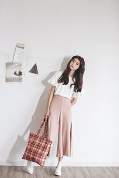 Dress To Impress With This Advice About Fashion >>> Check out this great article. #FashionMeaning Korea Spring Fashion, Moda Ulzzang, Korean Fashion Minimal, Korean Fashion Ideas, Street Jeans, Korean Fashion Summer, Korean Fashion Casual