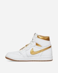 Nike Jordan WMNS Air Jordan 1 Retro High OG Sneakers White / Metallic Gold.Emsley A. Laney High School is where Michael Jordan's career began and where he became an icon. This Air Jordan 1 pays homage to the school colours in an eclectic take. Air cushioning underfoot so you can show off your legendary style non-stop..Leather Upper.Gold-Tone Details.Perforated Toe Box.Air Cushioning.Rubber Outsole.Style Code: FD2596-107 Nike Jordans Women, Jordan Wmns, Wmns Air Jordan 1, Womens Air Jordans, Jordans Women, Air Jordan 1 Retro High Og, Air Jordan 1 Retro High, Air Jordan 1 Retro, School Colors