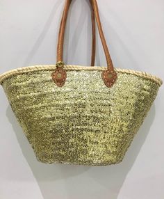 Un panier écologique fait main en osier et paillettes dorée Un passe partout Chic Gold Straw Bag, Elegant Gold Straw Bag For Summer, Gold Handwoven Straw Bag For Vacation, Handwoven Gold Straw Bag For Vacation, Gold Straw Bag With Braided Handles, Elegant Gold Straw Bag For Beach, Elegant Gold Straw Bag For The Beach, Elegant Gold Straw Bag For Vacation, Chic Gold Straw Bag For Vacation