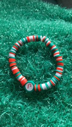 This is a red white and green bracelet.  It also has a Christmas charm. Grinch Bracelet, Christmas Bracelet Ideas, Christmas Jewelry Diy, Heishi Bracelets, Bracelet Inspo, Bracelets Ideas, Green Bracelet, Beads Bracelets, Clay Bead