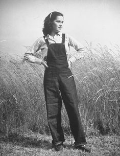 Wide leg pant inspo - Album on Imgur Land Girls, Vintage Overalls, Trendy Outfits For Teens, Vestidos Vintage, 1940s Fashion, Farm Girl, Moda Vintage, Tarzan, Overalls Women